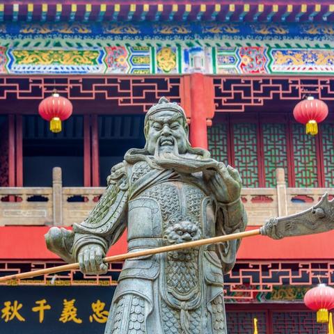 深度探析关公形象在中国文化中的寓意和象征：基于他的忠诚与勇猛特质的视角