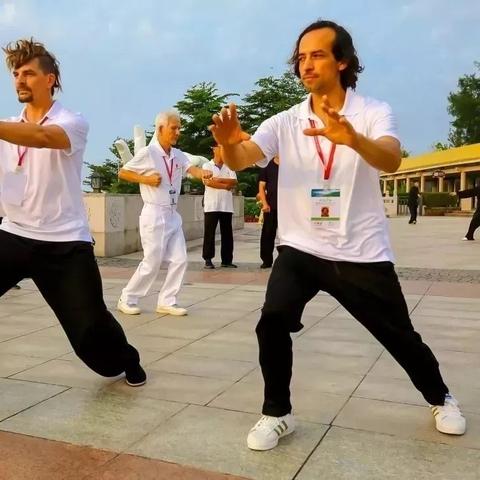 (行走江湖仗剑天涯的句子)闯荡江湖，仗剑走天下，剑指沧海，行走武林